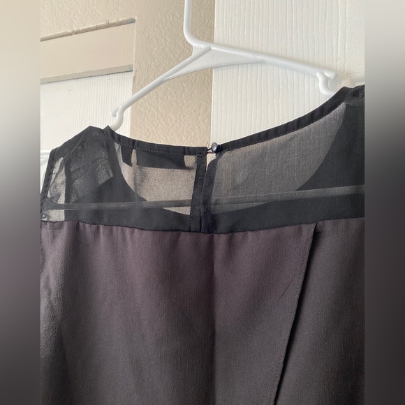 Apt 9 sleeveless top with a semi-open back - Picture 4 of 6